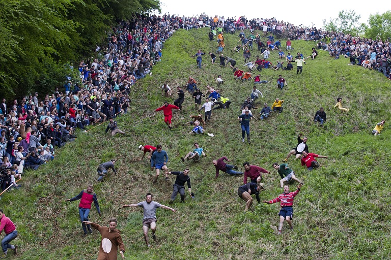 cheese rolling competition in brockworth