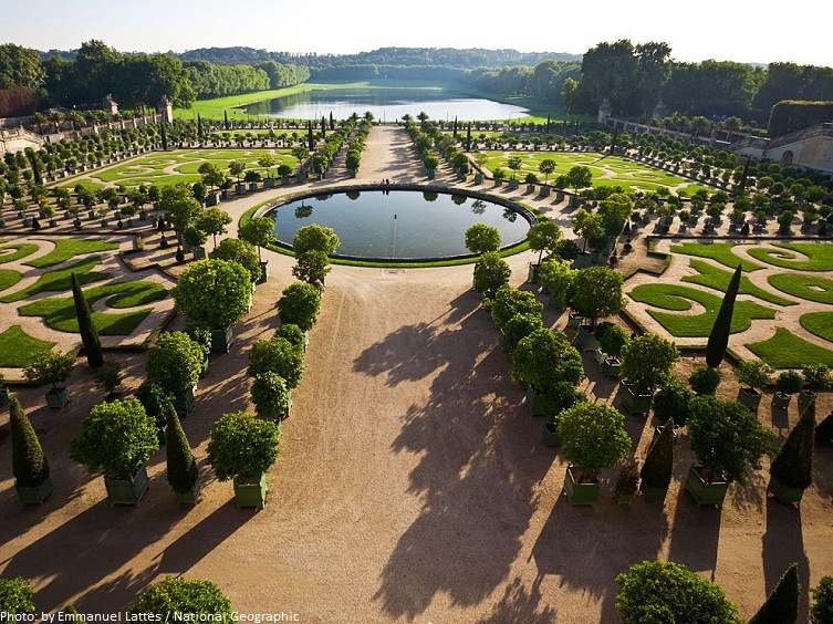 garden of the palace of versailles