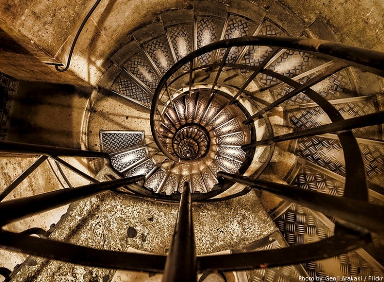 arc de triomphe staircase