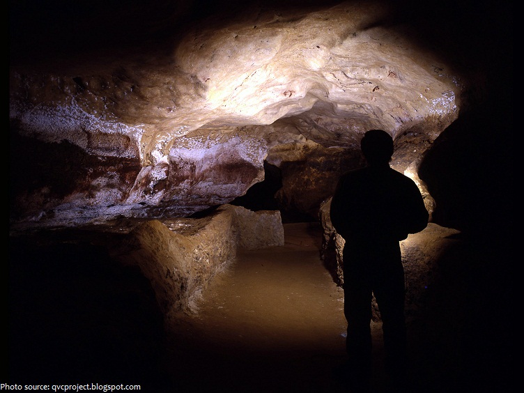 lascaux cave passage