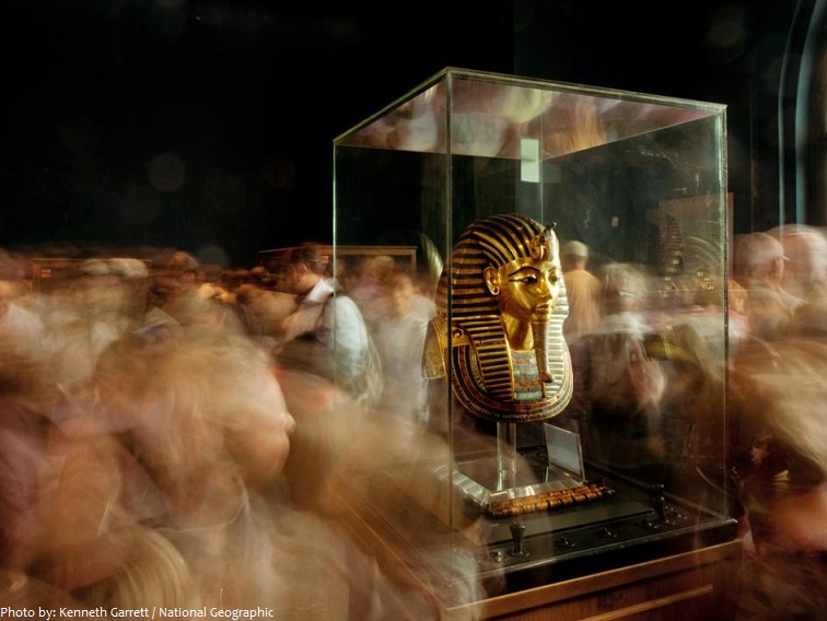 golden mask of the pharaoh tutankhamun